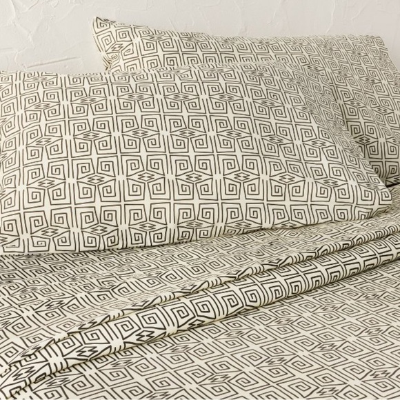 Queen Fitted 100% Cotton Sheet, Black and White (Ether) Opalhouse 15" Deep New - Picture 3 of 6